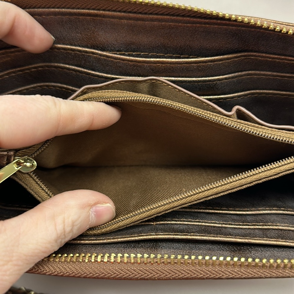 Geometric Patterned Gold Wallet With Chain - image 4